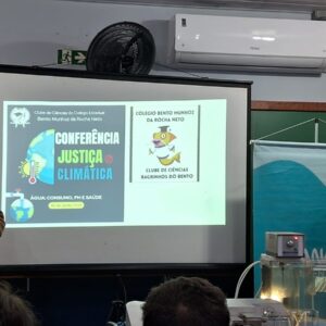 Alunos e educadoras do Colégio Estadual Bento Munhoz da Rocha Neto participam ativamente da apresentação dos Clubes de Ciências, discutindo o tema “Água: Consumo, pH e Saúde” (Foto/Arquivo pessoal)