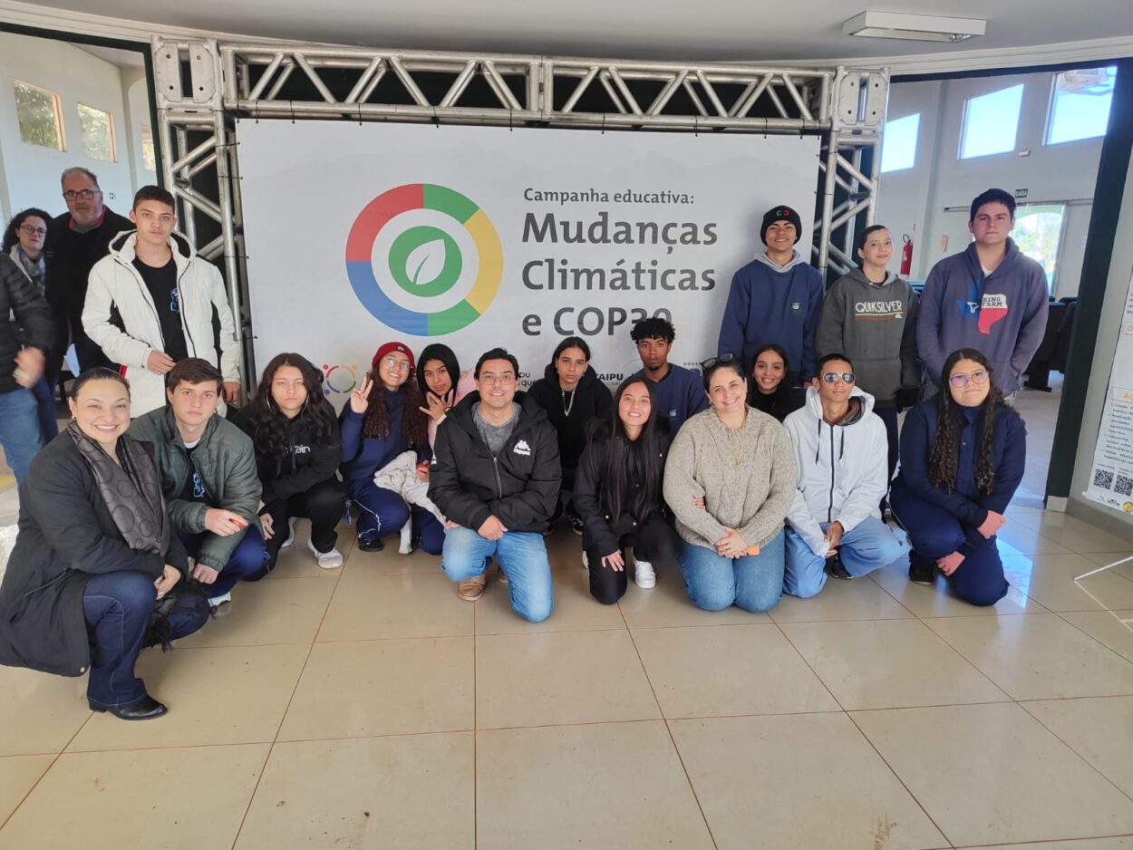 A galeria de fotos mostra 3 fotos com alguns momentos do Seminário Mudanças Climáticas e COP30: os alunos do clube de ciências e professores posando para uma foto em frente a um painel com o logo do seminário; o palestrante Atila Iamarino falando ao público; uma foto dos alunos sentados no auditório.