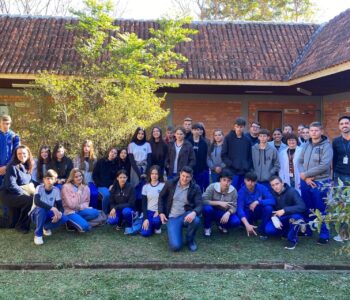 Estudantes do Colégio Estadual do Campo Bispo Dom José Martenetz durante visita aos Laboratórios de Química no Campus Cedeteg da Unicentro. (Foto/Mathias Trindade)