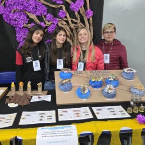 Estudantes do Colégio Estadual Cristo Rei — Luísa Caliço dos Santos, Maria Luísa Zacharski Rosa, Luísa Mazur e Juan Pablo Patarroyo — apresentaram o projeto A importância das abelhas na sustentabilidade paranaense e na biodiversidade da Mata Atlântica durante a Fieg. (Foto/ Thiago de Oliveira)