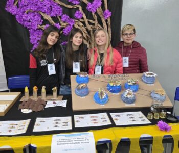 Estudantes do Colégio Estadual Cristo Rei — Luísa Caliço dos Santos, Maria Luísa Zacharski Rosa, Luísa Mazur e Juan Pablo Patarroyo — apresentaram o projeto A importância das abelhas na sustentabilidade paranaense e na biodiversidade da Mata Atlântica durante a Fieg. (Foto/ Thiago de Oliveira)