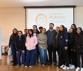 Integrantes do clube de ciência Aventureiros do Conhecimento participam de palestra sobre mudanças climáticas apresentada pelo biólogo, doutor em Microbiologia e divulgador científico Atila Iamarino (Foto/Leandro Vicente Gonçalves)