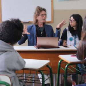 Clubistas do Cabeceira do Rio Iguaçu junto do cineasta belga Rudolf Mestdagh durante conversa em sala de aula  (Foto/Arquivo pessoal).