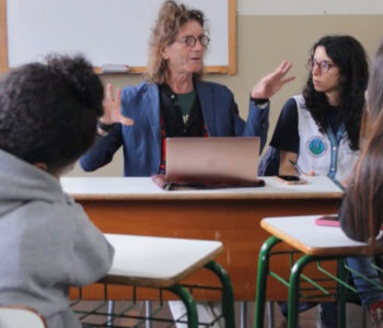 Clubistas do Cabeceira do Rio Iguaçu junto do cineasta belga Rudolf Mestdagh durante conversa em sala de aula  (Foto/Arquivo pessoal).