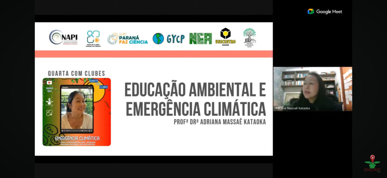 Captura de tela de uma transmissão online pelo Google Meet. No lado esquerdo, aparece um slide com o título "Educação Ambiental e Emergência Climática", apresentado pela professora doutora Adriana Massaê Kataoka. O slide também traz a identidade visual do projeto Quarta com Clubes, com a data "30/07, 19h" e uma foto da professora sorrindo em destaque dentro de uma moldura estilizada. Na parte superior, há logotipos de instituições parceiras, como NAPI Paraná Faz Ciência, Rede de Clubes Paraná Faz Ciência, GYCP, NEA, Unicentro e Universidade de Educação Ambiental e Escolar. No lado direito da tela, a professora Adriana aparece em uma janela de vídeo, com estante de livros ao fundo e papéis organizados na parede, enquanto fala durante a live.