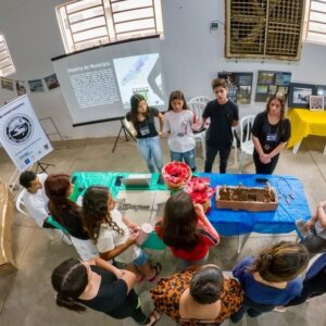 Alunos apresentaram o projeto realizado pelo Clube Eco Historiadores (Foto: Unespar/Paranavaí)