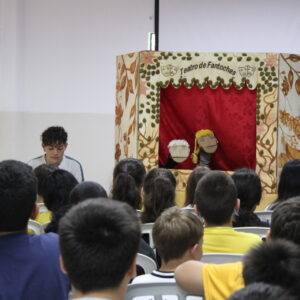 Durante a apresentação do teatro para os alunos do Colégio Municipal Dr. Vicente Machado, de Castro  (Foto/Talula)