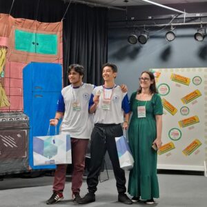 Professora Andreia Petruy celebra a conquista dos alunos na Feira de Ciências do Litoral Paranaense. (Foto: Arquivo pessoal)
