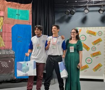 Professora Andreia Petruy celebra a conquista dos alunos na Feira de Ciências do Litoral Paranaense. (Foto: Arquivo pessoal)