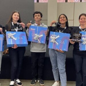 Equipe vencedora durante a premiação do ThackathOn 2025 (Foto/Arquivo Pessoal)