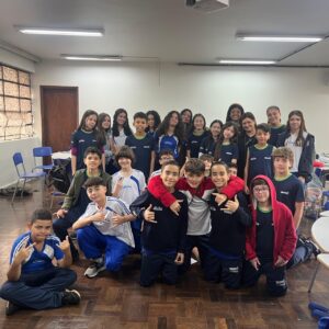 Os estudantes e a professora do Clube Paulo Sérgio Bretones. (Foto /Ana Carolina Arenso Barbosa)