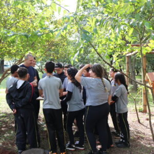 Grupo de estudantes com professor em atividade no meliponário UENP(Foto/ Ana C. Amaral)