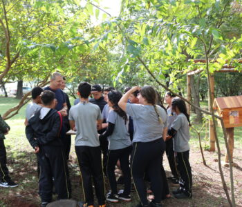 Grupo de estudantes com professor em atividade no meliponário UENP(Foto/ Ana C. Amaral)