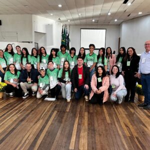  Clubistas, professores e bolsistas reunidos durante a Conferência (Foto/Arquivo pessoal)
