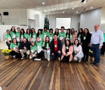  Clubistas, professores e bolsistas reunidos durante a Conferência (Foto/Arquivo pessoal)
