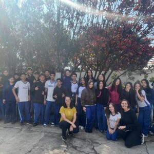 Foto do Clube de Ciências Jovens Cientistas Kennedy em um dia de visita ao clube por parte da equipe da Rede de Clubes Paraná Faz Ciência  (Foto/arquivo pessoal) 