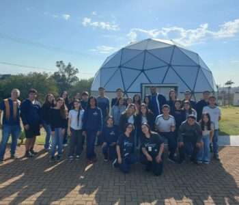 Estudantes e professores em frente ao planetário da UENP (Foto/Ana C. Amaral)