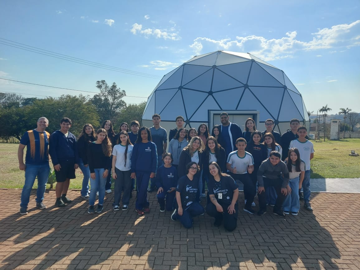 Estudantes e professores em frente ao planetário da UENP (Universidade Estadual do Norte do Paraná) (Ana C. Amaral/Arquivo pessoal).