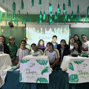 Alunos do clube ‘Robótica e Sustentabilidade, Solidariedade em Ação’, um dos selecionados para expor na FIciências, durante o dia da apresentação da Culminância do primeiro semestre de 2025 (Foto/ Ana Carolina Arenso Barbosa)