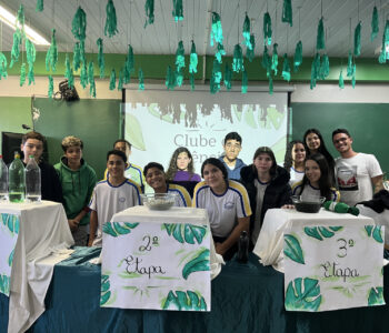 Alunos do clube ‘Robótica e Sustentabilidade, Solidariedade em Ação’, um dos selecionados para expor na FIciências, durante o dia da apresentação da Culminância do primeiro semestre de 2025 (Foto/ Ana Carolina Arenso Barbosa)