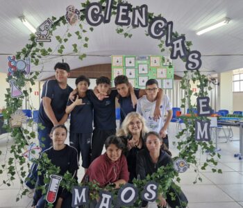 Alunos e professora do Clube ‘Ciências em mãos’ (Foto/Arquivo Pessoal)