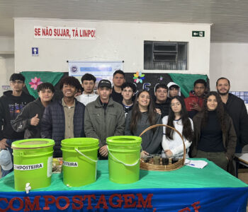 Foto do clube “Horta e Compostagem Escolar” do Colégio Estadual Arthur de Azevedo em São João do Ivaí na Culminância 2025 (Foto/ Ana Carolina Arenso Barbosa)