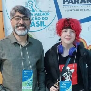 Pyetra Heller acompanhada do professor responsável pelo clube EcoCientistas Visionários, Emerson de Souza, durante a etapa estadual da VI Conferência Nacional Infantojuvenil pelo Meio Ambiente, em Foz do Iguaçu (Foto/Arquivo Pessoal)