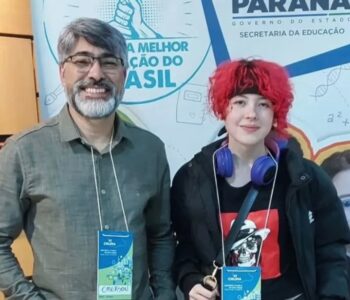 Pyetra Heller acompanhada do professor responsável pelo clube EcoCientistas Visionários, Emerson de Souza, durante a etapa estadual da VI Conferência Nacional Infantojuvenil pelo Meio Ambiente, em Foz do Iguaçu (Foto/Arquivo Pessoal)