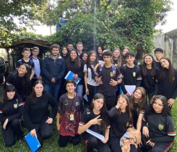 Estudantes do clube de ciências Climaize-se do Colégio Educação Integral Professor Pedro Carli, durante visita técnica ao meliponário. (Foto/Mathias Trindade)