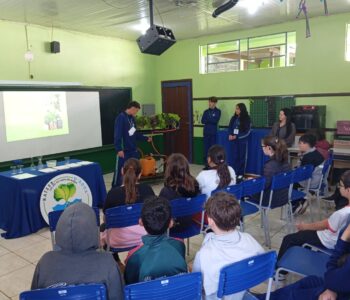 Alunos do Clube Raízes D’Água, durante apresentação de seu trabalho sobre hidroponia. O Clube terá a oportunidade de apresentar também no 5º Paraná Faz Ciência, em Guarapuava (Foto/Arquivo)