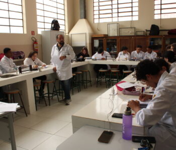 Alunos em trabalho prático no laboratório (Foto/Talula)
