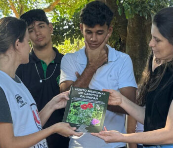Clubistas do Ciências CEJAA, de Mariluz, em visita ao Horto Medicinal da Unipar, em Umuarama (Foto/ Arquivo pessoal)
