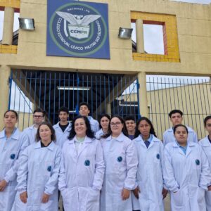 Alunos, professores e pedagogos do Clube de Ciências do Colégio Estadual Cívico-Militar Sertãozinho (Foto/Arquivo pessoal)