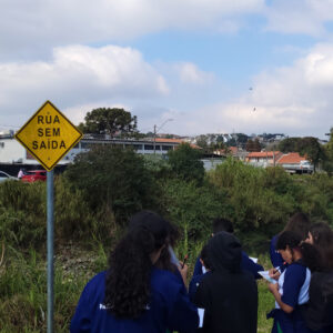 Durante saída de campo, clubistas registram observações feitas às margens do rio Belém (Foto/ Mari Martins)
