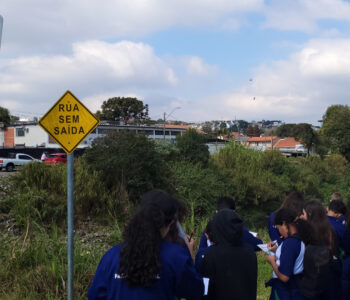 Durante saída de campo, clubistas registram observações feitas às margens do rio Belém (Foto/ Mari Martins)