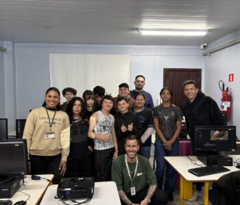 Alunos do clube de ciências EcoCriativos com o palestrante Lucas Fedumenti Castro após a oficina de edição de vídeo (Foto/Mathias Trindade)
