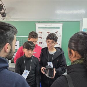 Clubistas do Colégio Estadual Professor Pedro Carli, de Guarapuava, apresentam o trabalho "Jataí: um dia na vida de uma abelha-operária: 360º de realidade virtual para conscientização climática", durante a I Feira Itinerante das Escolas do NRE de Guarapuava (Fieg) (Foto/Thiago de Oliveira)