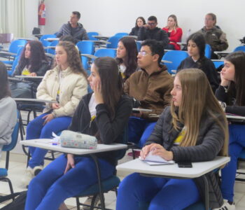 Alunos do Clube EcoCientistas Visionários durante a oficina de solos, ministrada por acadêmicos de Geografia (Foto/ Luis Emanuel Calixto)