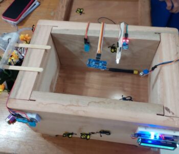 Protótipo de colmeia inteligente, apresentada pelas alunas do Colégio Estadual Túlio de França aos clubistas da Casa Familiar Rural (Foto/Apis Club)