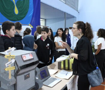 Clubistas do Pilha nas Abelhas durante o Ciclo de Eventos da Semana do Biólogo, onde os clubes de União da Vitória encontraram-se pela primeira vez. Durante a FECCI, em Curitiba esses clubes vão poder interagir novamente (Foto/Talula)
