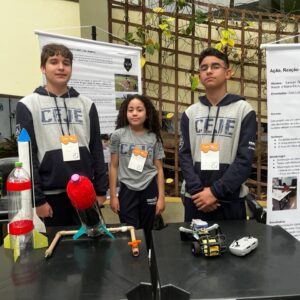 Clubistas do Clube de Ciências CEJE, do Colégio Estadual Jardim Europa, de Toledo, em exposição de trabalho na UnioCiências (Foto/ Arquivo pessoal)