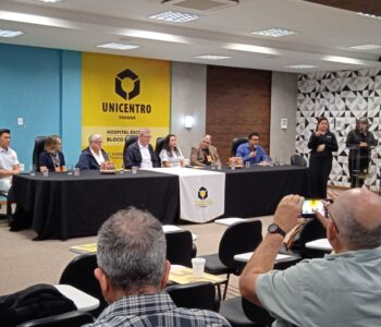 A mesa de abertura do II Encontro Paranaense de Museus e Centros de Documentação Universitários 2025 contou com a participação de Rodrigo Oliveira Bastos (à direita), Renê Wagner Ramos, coordenador da Remup, Roseli de Oliveira Machado, diretor do campus Santa Cruz da Unicentro, Fábio Hernandes, reitor da Unicentro, Édson Armando Silva (UEPG), Fabiane Bergmann, diretora do Arquivo Público do estado do Paraná, e Ricardo Miyahara, diretor do campus CEDETEG/Unicentro (Foto/Silvia Calciolari/NAPI PRFC)