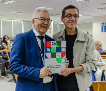 Olival Freire Junior, presidente em exercício do CNPq, recebe das mãos do professor Rodrigo Reis um exemplar da Pesquisa de Percepção Pública da Ciência no Paraná, lançada há pouco mais de um mês, por ocasião do Seminário de Popularização e Divulgação Científica, em Brasília (Foto/ Luara Baggi/ ASCOM/MCTI)