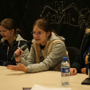 Gabrielly, Vitória e Elisama, autoras do artigo sobre Estamira (Foto/Fabiane Valmore)