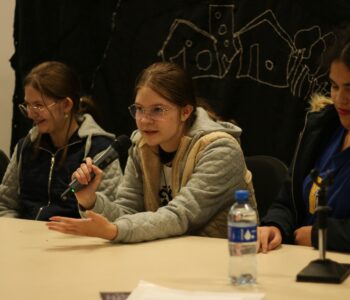 Gabrielly, Vitória e Elisama, autoras do artigo sobre Estamira (Foto/Fabiane Valmore)