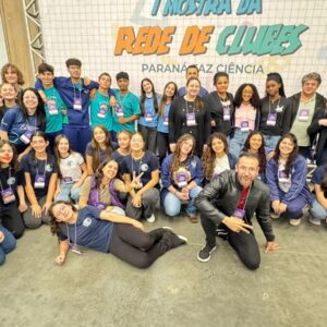 Clubistas de clubes da Unioeste reunidos para foto na I Mostra da Rede de Clubes Paraná faz Ciência (Foto/ Arquivo pessoal)