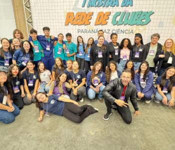 Clubistas de clubes da Unioeste reunidos para foto na I Mostra da Rede de Clubes Paraná faz Ciência (Foto/ Arquivo pessoal)