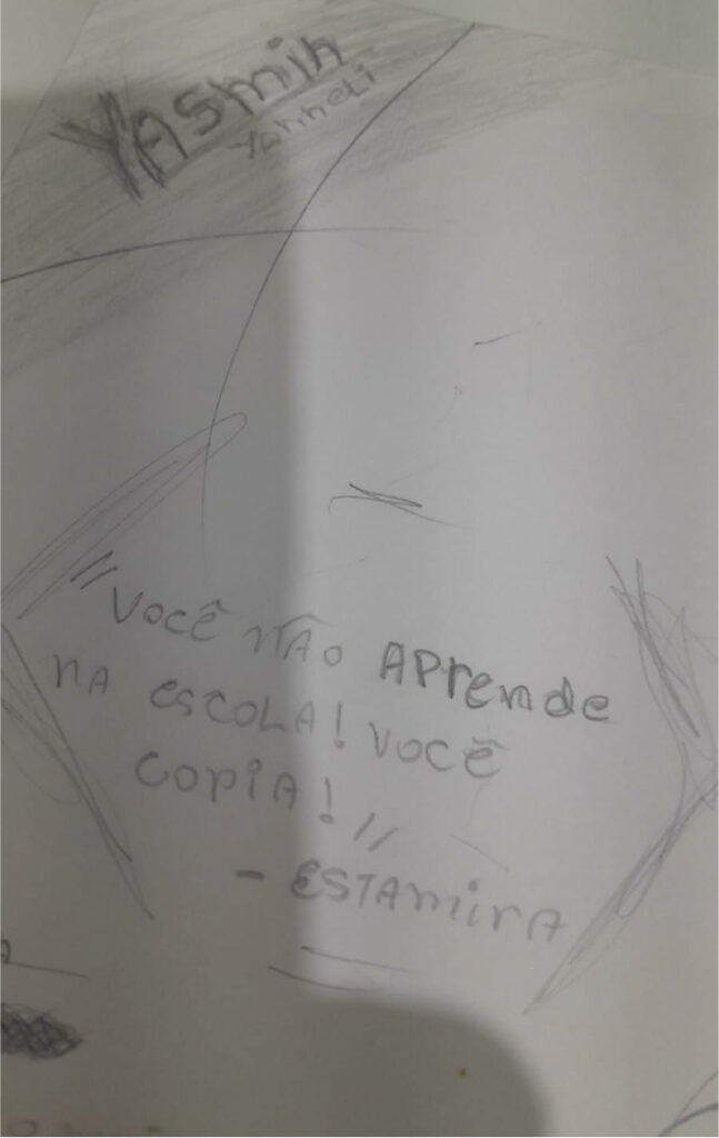 galeria mostra um conjunto de fotos sobre as atividades de pesquisa que o Clube de Ciências ‘Arte, Cultura e Saúde Mental’ fez para elaborar um artigo que foi aprovado na FIciências – Feira de Inovação das Ciências e Engenharias. O conjunto de imagens ilustra a jornada dos alunos do clube, desde a inspiração em obras audiovisuais, visitas à universidade parceira do clube, coleta de dados até o debate e a exploração de temas complexos ligados à ciência e à sociedade