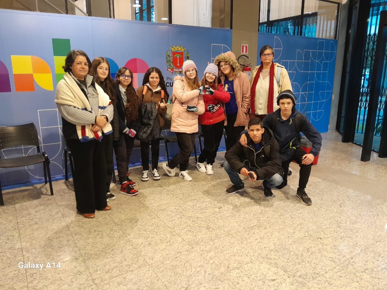 galeria mostra um conjunto de fotos sobre as atividades de pesquisa que o Clube de Ciências ‘Arte, Cultura e Saúde Mental’ fez para elaborar um artigo que foi aprovado na FIciências – Feira de Inovação das Ciências e Engenharias. O conjunto de imagens ilustra a jornada dos alunos do clube, desde a inspiração em obras audiovisuais, visitas à universidade parceira do clube, coleta de dados até o debate e a exploração de temas complexos ligados à ciência e à sociedade
