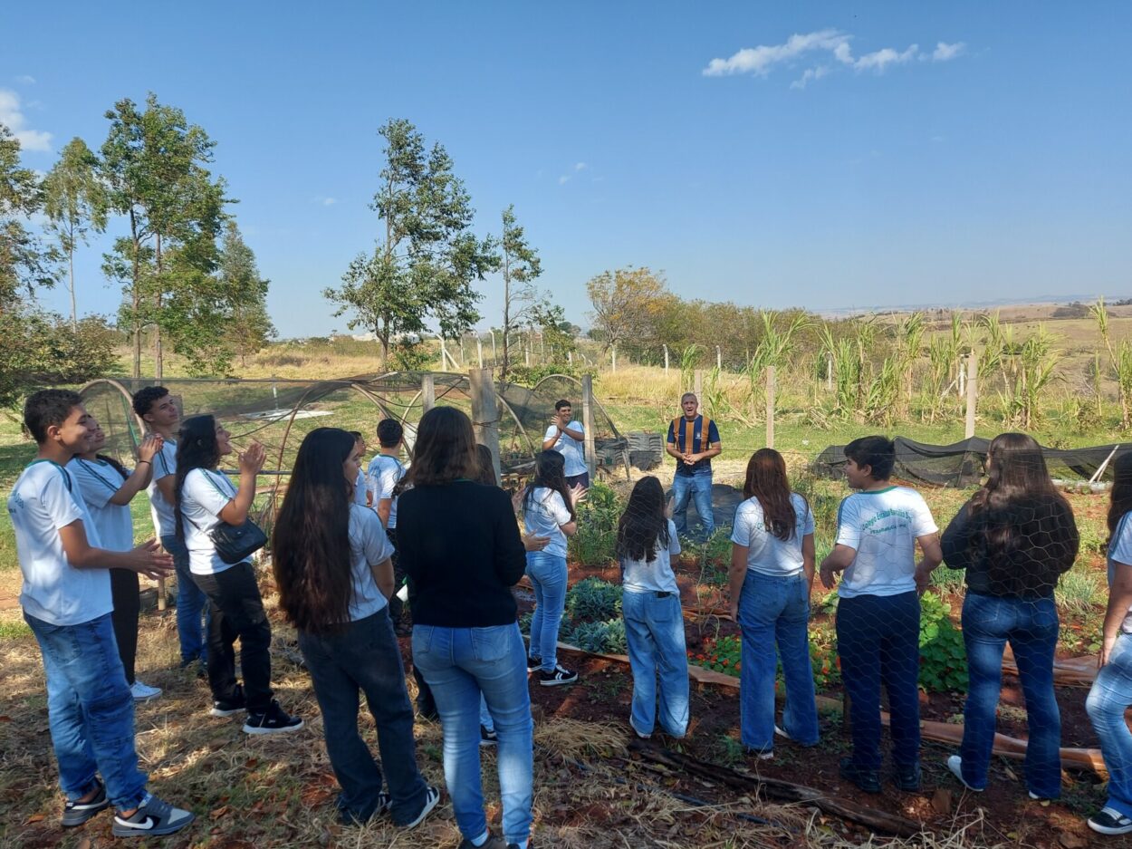 Clubistas Exploradores da Ciência conhecendo horta UENP (Foto/Ana C. Amaral).